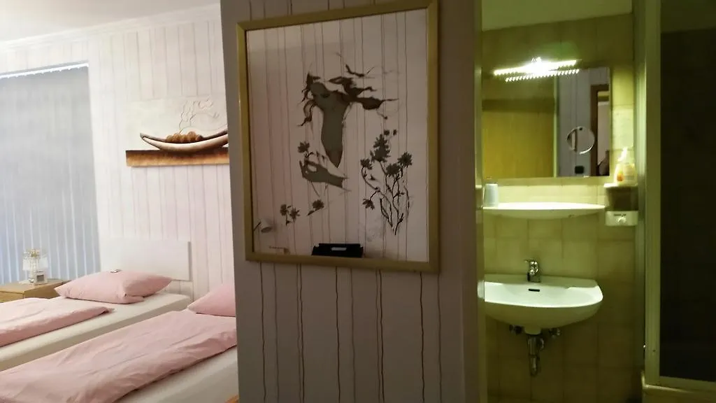 Am Hallenbad Hotel Garni 라팅겐